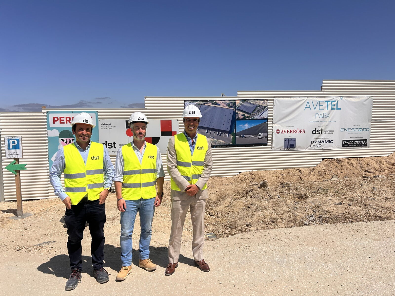 Equipas do Grupo Averrões e da DST junto à vedação do AVETEL PARK